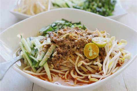  Laksa Johor: Tatlı, Ekşi ve Baharatlı Bir Deniz Ürünleri Şöleni!